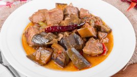 Свинско задушено с патладжани 