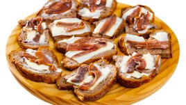 Филийки с масло и аншоа