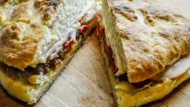 Фокача с колбас, моцарела и сушени домати