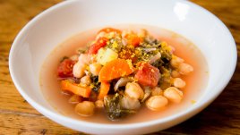 Зеленчукова супа с кейл и картофи