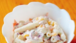 Салата с паста и чедър