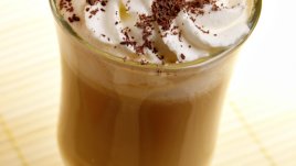 Сгряващо кафе с аромат на коняк и сметана