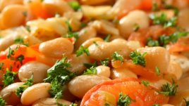 Постна салата с боб и лук