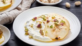 Десерт с рикота, мед и шамфъстък