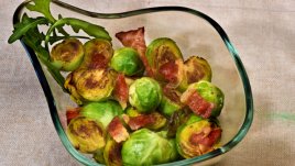 Запържено брюкселско зеле с бекон и лук