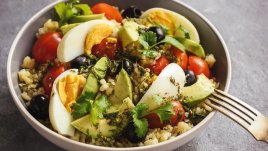 Пролетна салата с авокадо, бекон и яйца