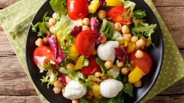 Протеинова салата с нахут и моцарела за трениращи