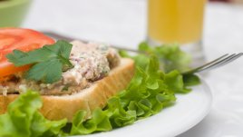 Пикантна салата с пушена риба