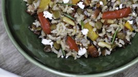 Салата с кафяв ориз, зеленчуци и фета сирене