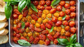 Запечени чери домати с чесън