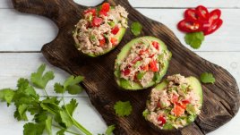 Пълнено авокадо с пилешко и домати