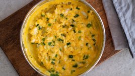 Бъркани яйца с лук и козе сирене