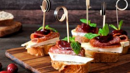 Парти хапки с камембер и чоризо 