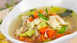 Пилешка супа с много зеленчуци