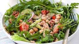 Салата с риба тон, нахут и рукола 