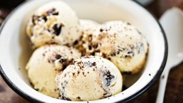 Домашен сладолед с бисквити и орехи