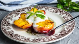 Печени праскови със сладолед