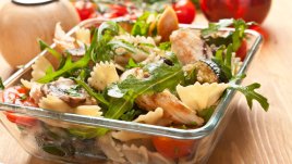 Средиземноморска салата с паста, пилешко и рукола