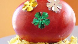 Поставки за яйца с мъниста и пайети