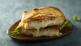 Запечен сандвич с песто и сирене