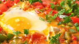 Зеленчуци на фурна с фета сирене и яйца