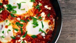 Яйца в доматен сос със сирене