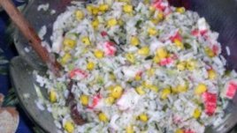 Салата с рулца от раци