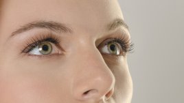 3 домашни рецепти против подпухнали клепачи и торбички