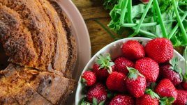 Кекс с ягоди и орехи