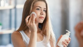 Домашен тоник за почистване на грим с жожоба и бадем