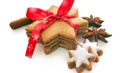 Коледни бисквити с орехи, канела и джинджифил