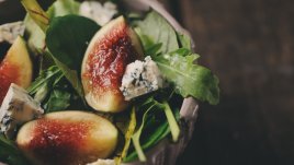 Салата със спанак, синьо сирене и смокини 