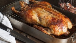 Пълнена патица с ябълки, целина и лук