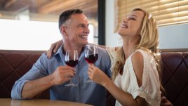 Защо някои мъже търсят компанията на по-млади жени