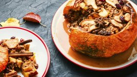 Пълнена тиква с плодове, ядки и мед