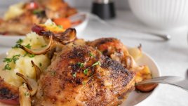 Печено пиле с ябълки и картофи 