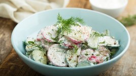 Салата с краставици, репички и сметана