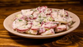 Салата с репички и кисело мляко