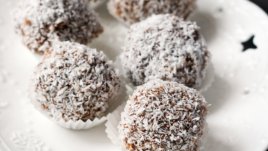 Бонбони с кокос и фурми