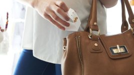 Дамска чанта: Какво трябва да бъде там?