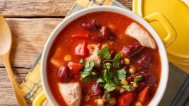 Пикантно чили с пиле, боб, царевица и зеленчуци 