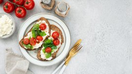 Италиански тост с козе сирене, домати и босилек