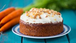 Морковен кекс с глазура и орехи