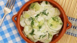 Салата с краставица и сметана 