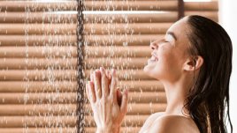 5 чудеса, които студеният душ прави с кожата 