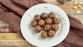 Сурови бонбони със семена от чия, ядки и фурми