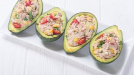 Пълнено авокадо с риба тон, домати и царевица 