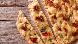 Фокача със сушени домати и розмарин