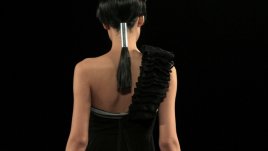 С прическа и дрехи в един стил