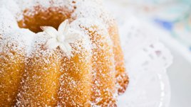 Празничен сладкиш със сладко от вишни